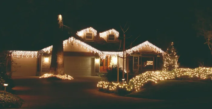 360 Snowing Icicle Lights – White – 4 Way