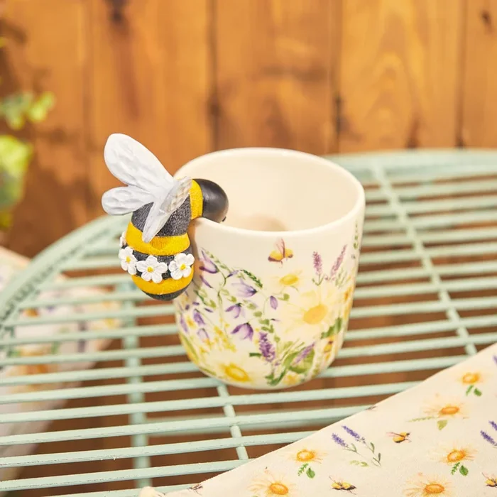 Daisy Bee Plant Pot Hugger with White Wings
