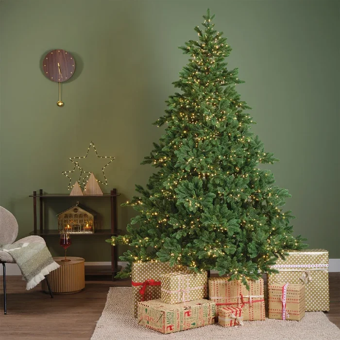 Everlands Rossland Fir Pre-Lit Artificial Christmas Tree 7ft 210cm with 2500 LED Lights
