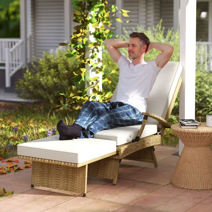 Outsunny 80° Reclining Rattan Lounger – White/Beige