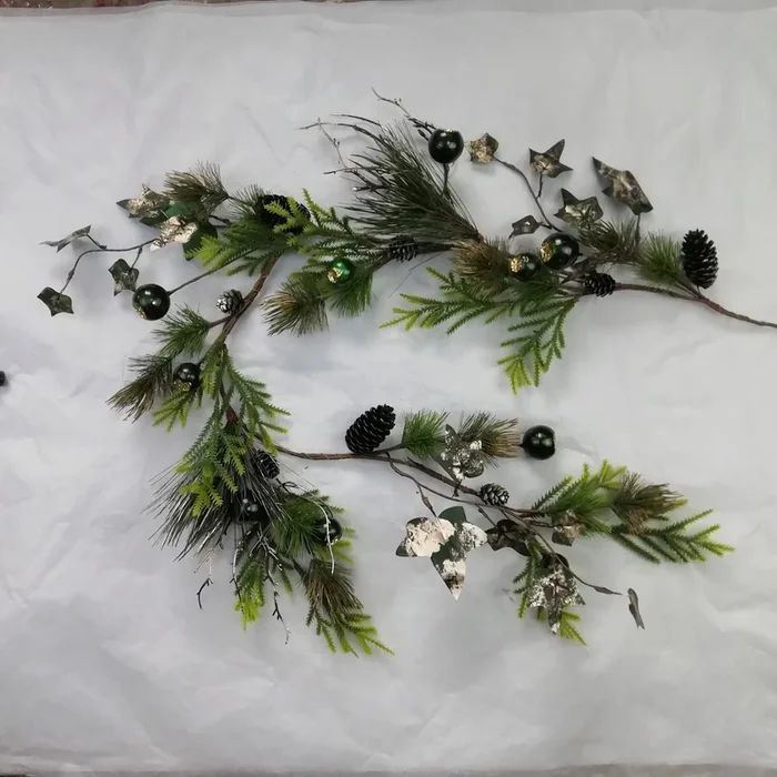 Pine Green and Natural Festive Garland with Acorns & Berries – 113cm